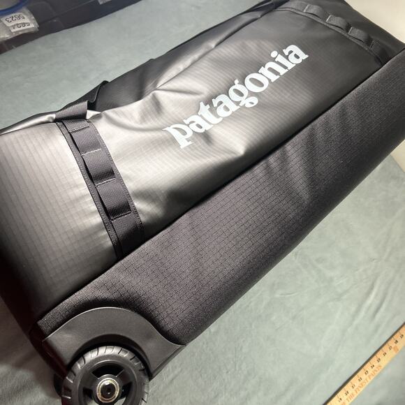 NWT Patagonia Black Hole Wheeled Duffel 100L 49388 Mint Cond. TPU DWR Ripstop - Picture 8 of 16
